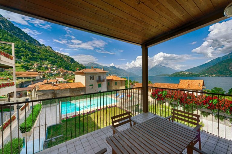 Neue Wohnungen in einer Wohnanlage mit Pool nur wenige Schritte vom See entfernt