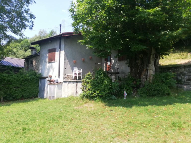 Kleines Haus mitten in der Natur – Plesio. Loc. Monti di Breglia