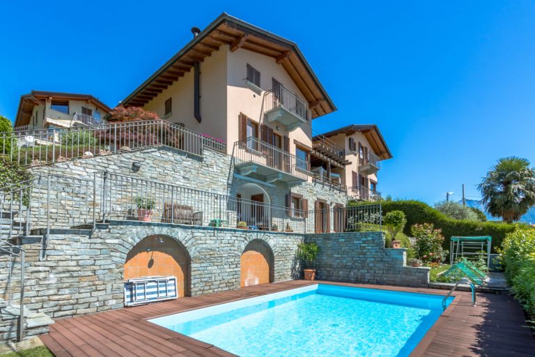 Elegante Wohnung mit Pool in einer sonnigen Wohnlage – Menaggio
