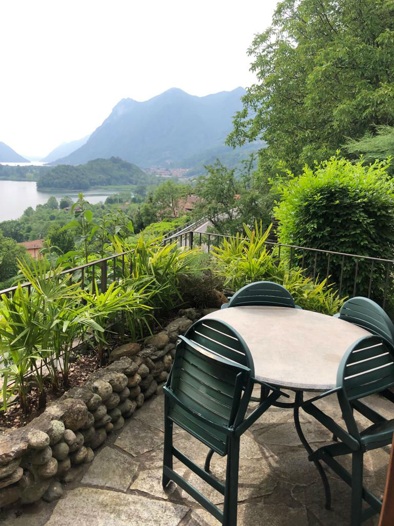 VERY BRIGHT TWO BEDROOMS FLAT WITH PRIVATE GARDEN AND VERY NICE LAKE