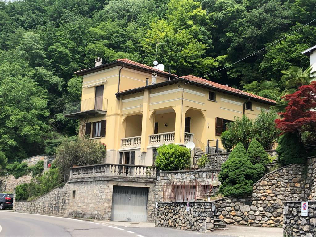 VERY BRIGHT TWO BEDROOMS FLAT WITH PRIVATE GARDEN AND VERY NICE LAKE