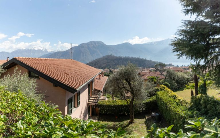 Semi-detached house with garden and beautiful lake view – Lenno