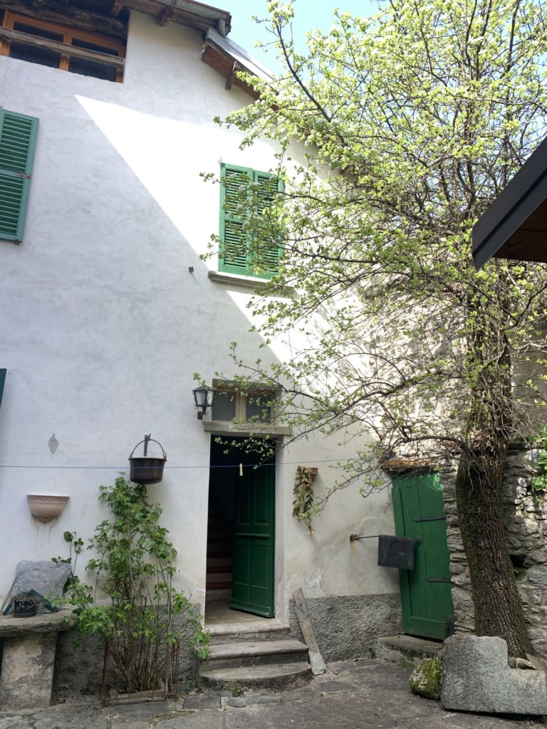 Historic house in the village with internal courtyard – Plesio – Photo 2