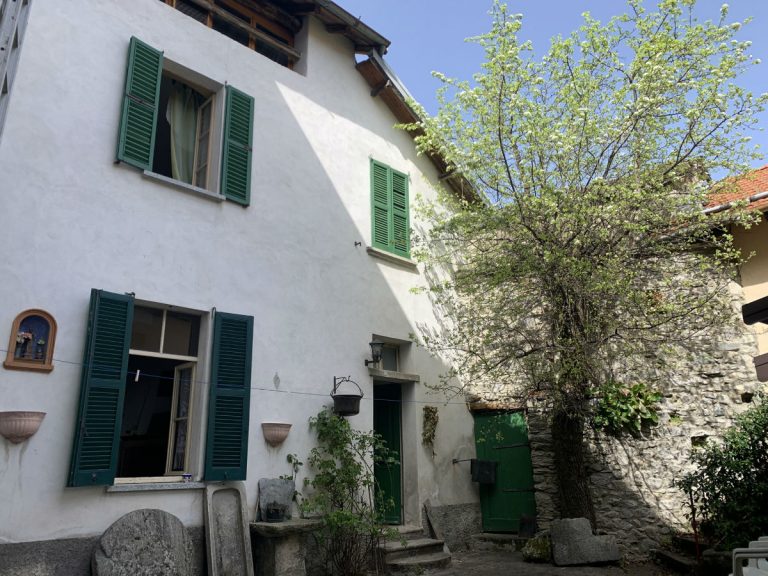 Historic house in the village with internal courtyard – Plesio