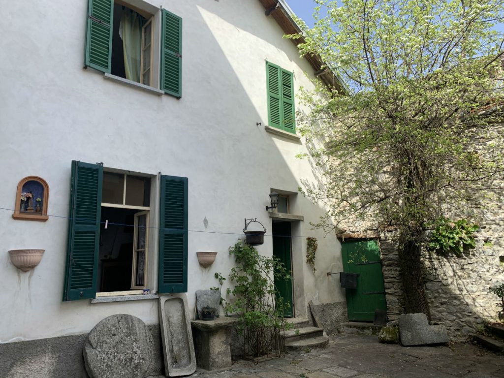 Historic house in the village with internal courtyard – Plesio – Photo 3
