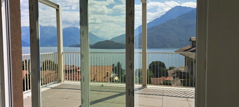 Bright apartment with large terrace in residence with swimming pool – Musso