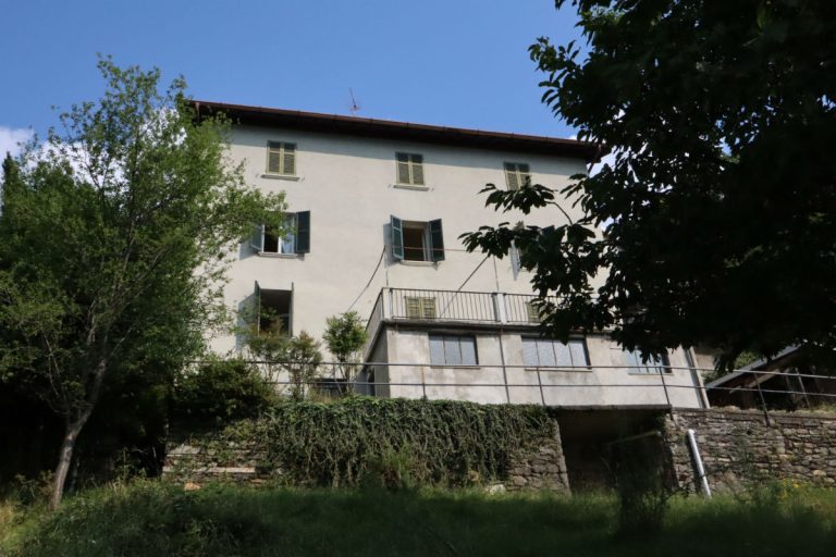 Sunny farmhouse with garden and a wonderful lake view – San Siro