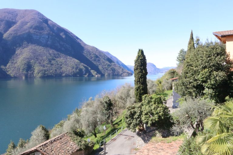 Elegant and bright apartment in complex with swimming pool – Valsolda