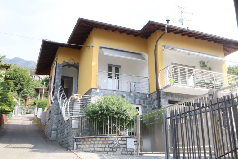 Sunny villa with garden – Corrido