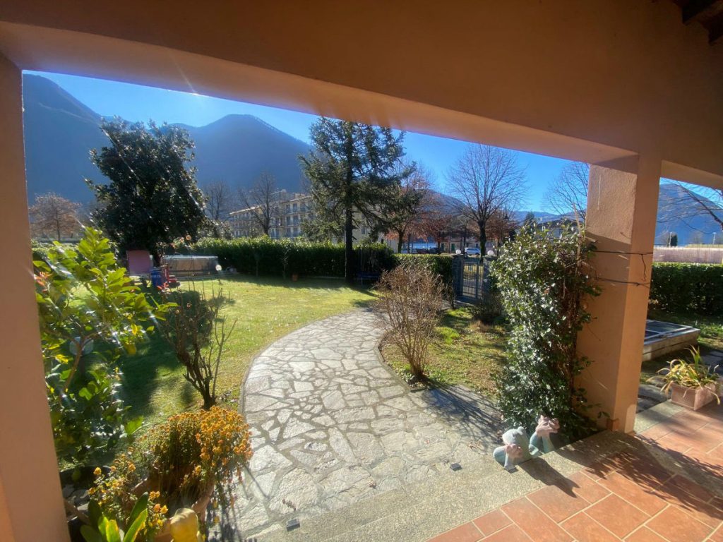 Villa mit Garten, nur wenige Schritte vom See entfernt – Porlezza – Foto 4