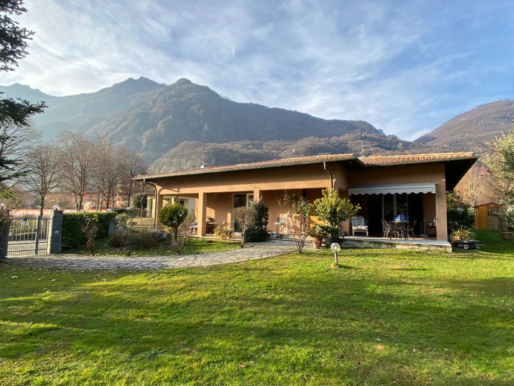 Villa mit Garten, nur wenige Schritte vom See entfernt – Porlezza