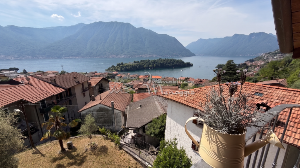 Caratteristica casa nel borgo con giardino e bellissima vista lago