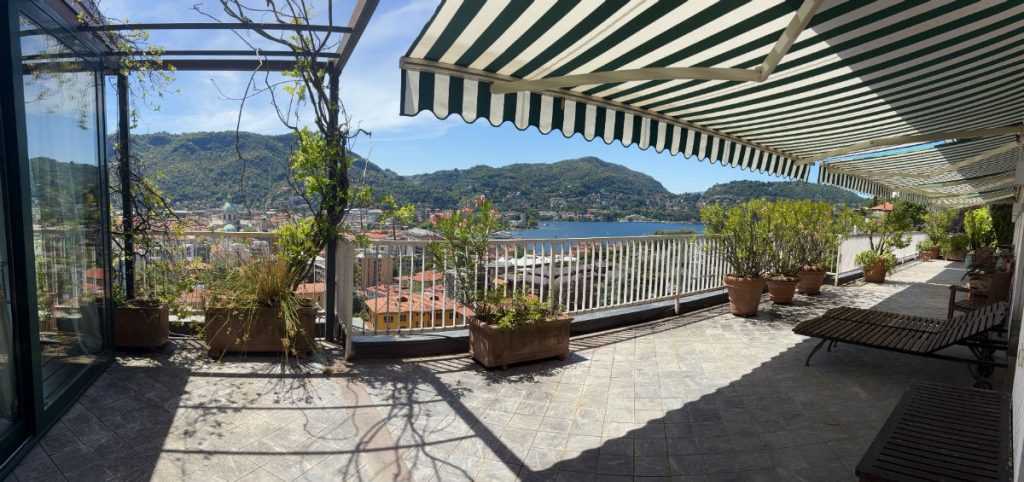 Wunderbares Penthouse mit Blick auf das Zentrum von Como – Como