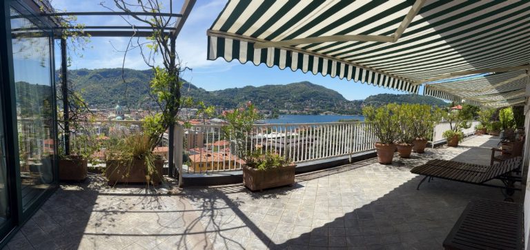Wunderbares Penthouse mit Blick auf das Zentrum von Como – Como