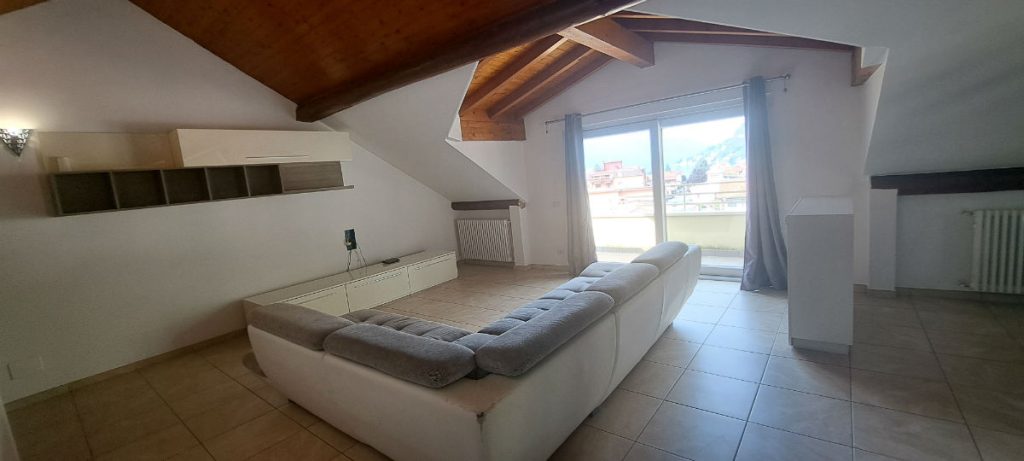 Helles Penthouse mit Panoramaterrasse – Porlezza