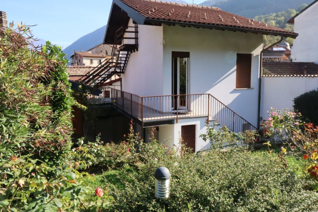 Casa indipendente con giardino a pochi passi dal lago