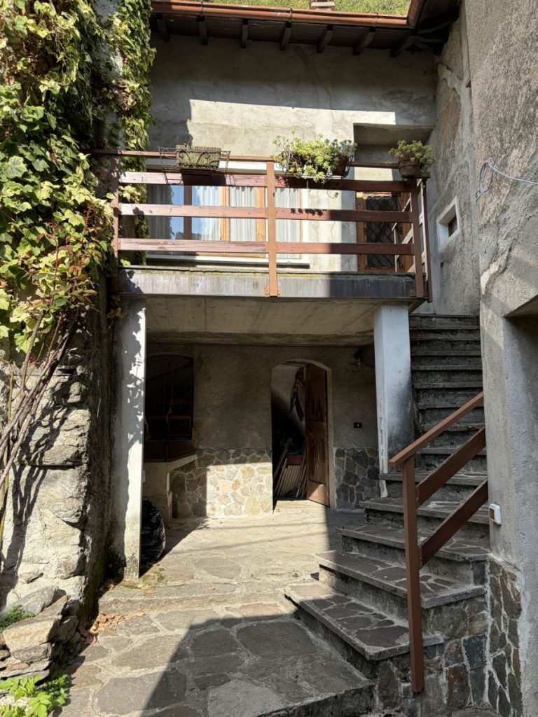 Charming portion of house in a historic village – Plesio – Photo 3