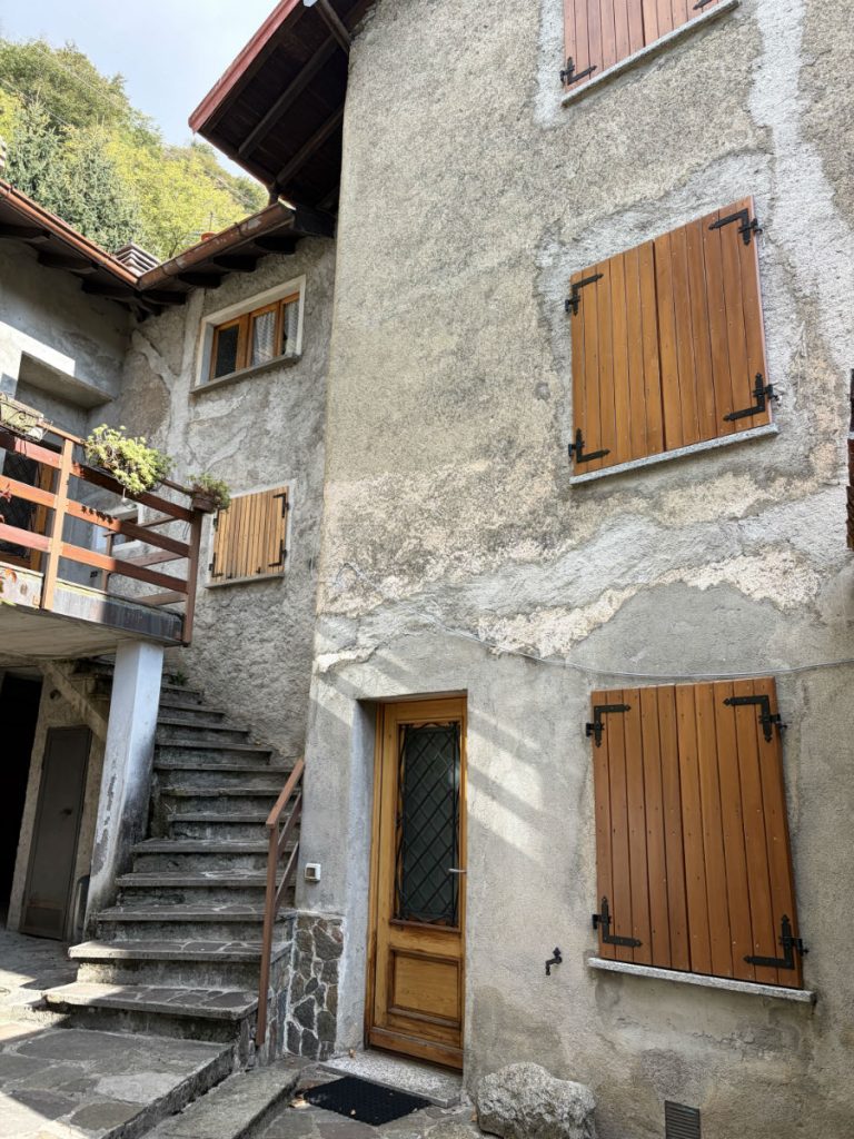 Charming portion of house in a historic village – Plesio – Photo 4