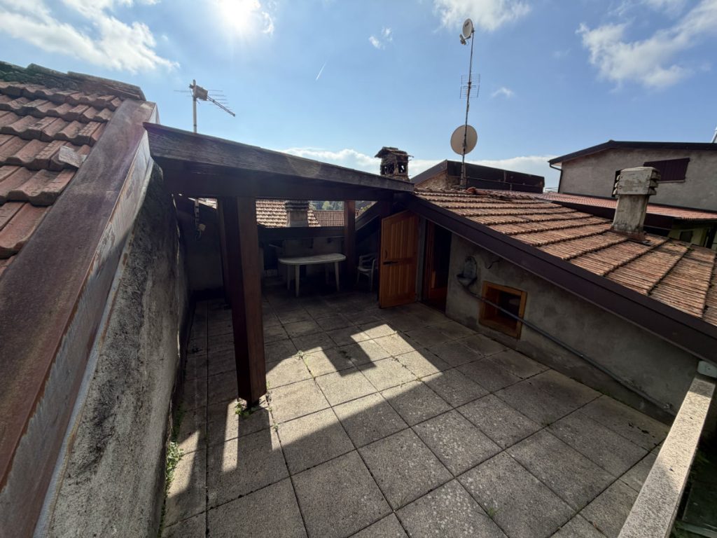 Charming portion of house in a historic village – Plesio – Photo 2